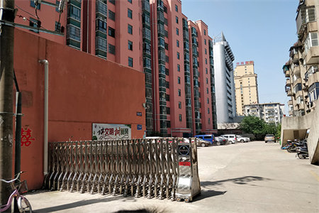 四季花城一二楼复试豪装带院子三个车位345万可按揭